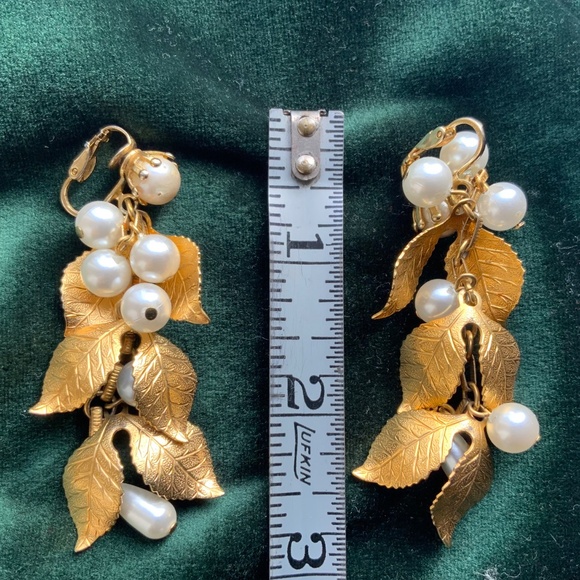 Vintage clip-on leafy EARRINGS - Picture 3 of 4